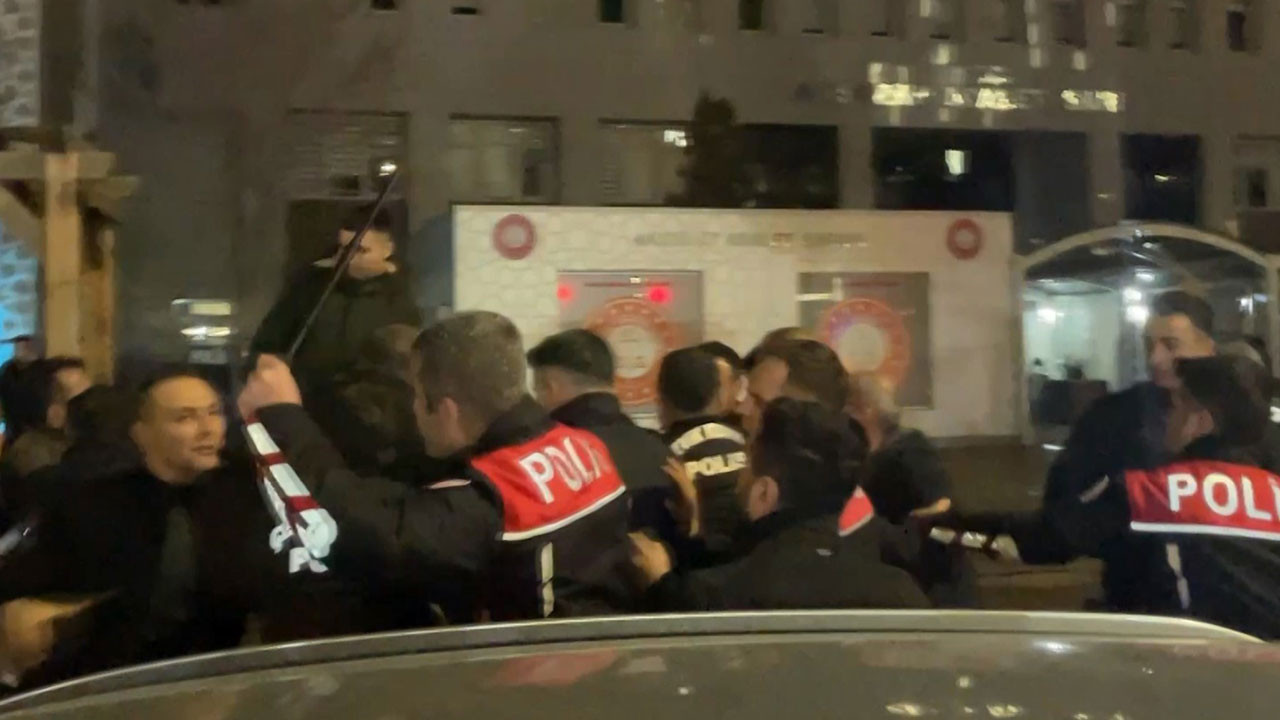 Cinayet davası sonrası adliye önü karıştı! Çok sayıda yaralı ve gözaltı var