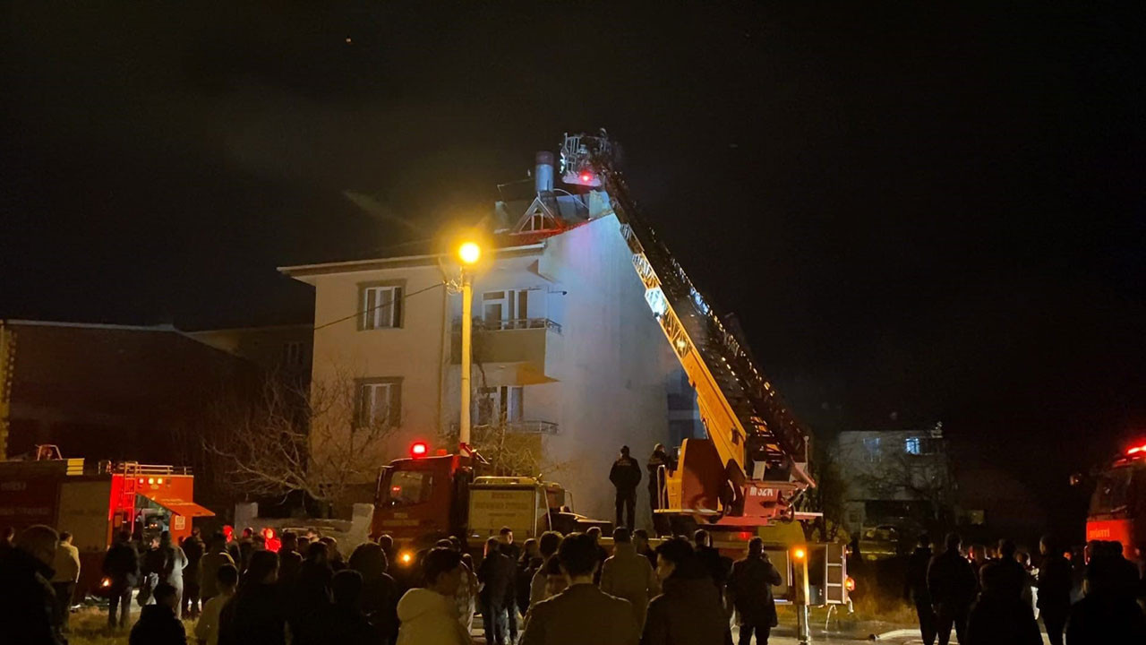 Bursa'da 3 katlı binanın çatısında yangın