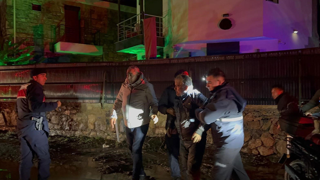 Sele kapılan sürücü, çalıya tutunarak hayatta kaldı