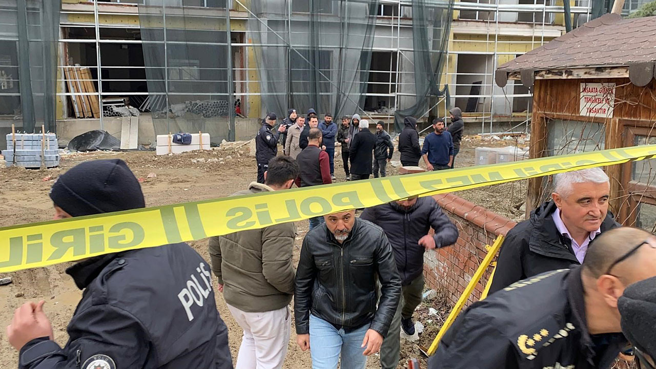 Bolu'da okul inşaatında işçiler parasını alamayınca çatıya çıktı