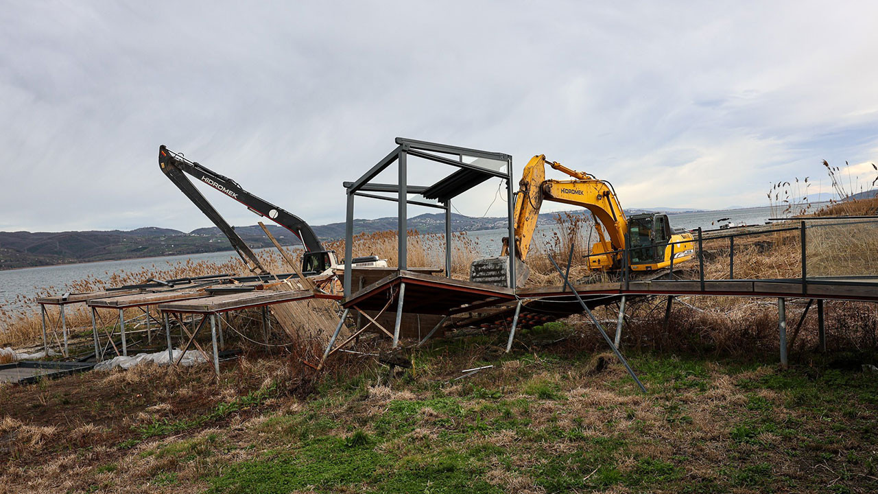 Sapanca Gölü kıyısında kaçak iskele ve yapı yıkımları devam ediyor