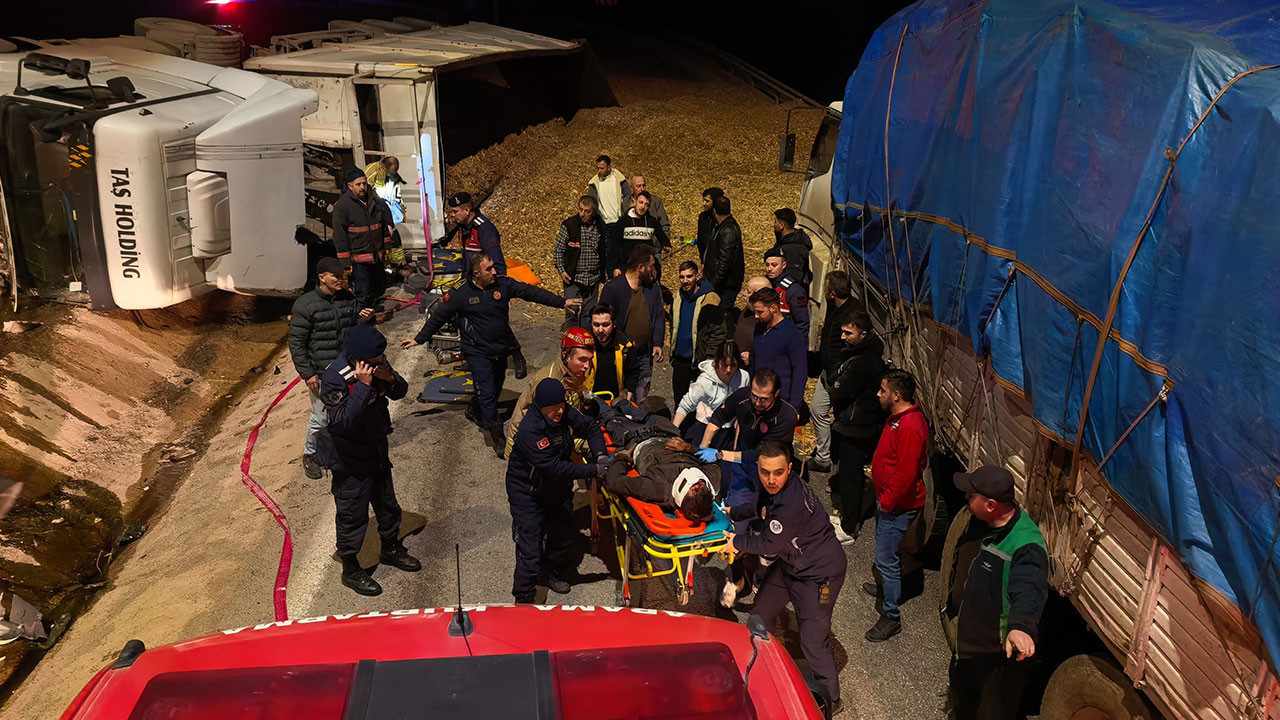 Bursa'da talaş yüklü TIR devrildi! Araçta sıkışan genç sürücü hayatını kaybetti