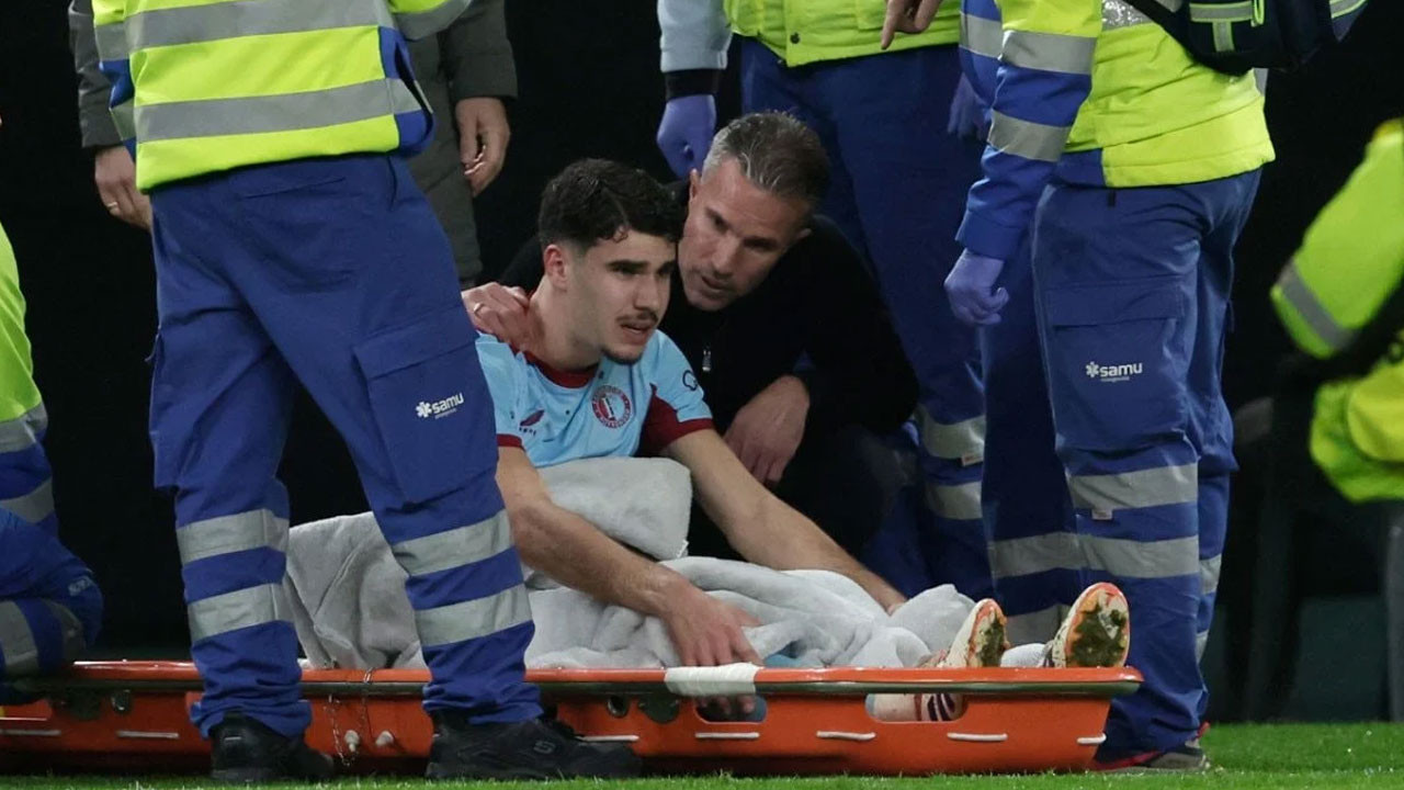 Hem baba hem teknik direktör! Oğlu maçta yere yığıldı, hemen yanına koştu