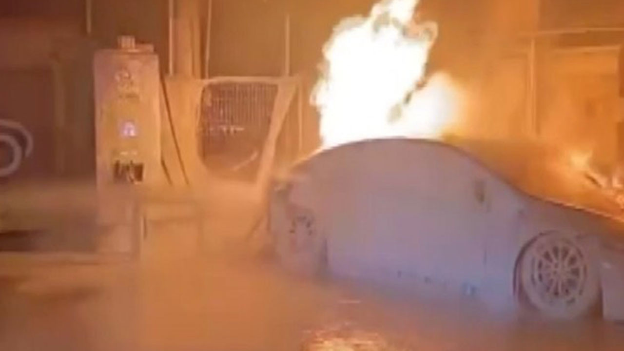 Otomobil dereye düştü, elektrikli otomobil alev aldı