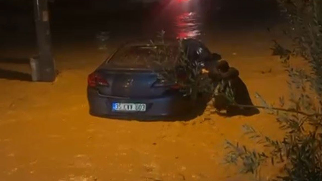 İzmir’de sağanak ve fırtına hayatı felç etti: Sel suları araçları sürükledi