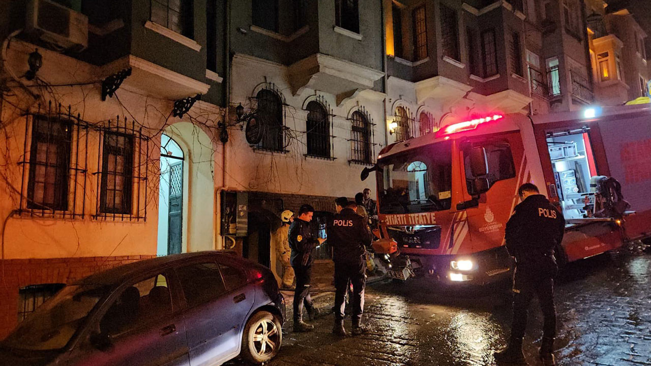 Beyoğlu’nda otelde yangın paniği: Mahsur kalan 3 kişi kurtarıldı