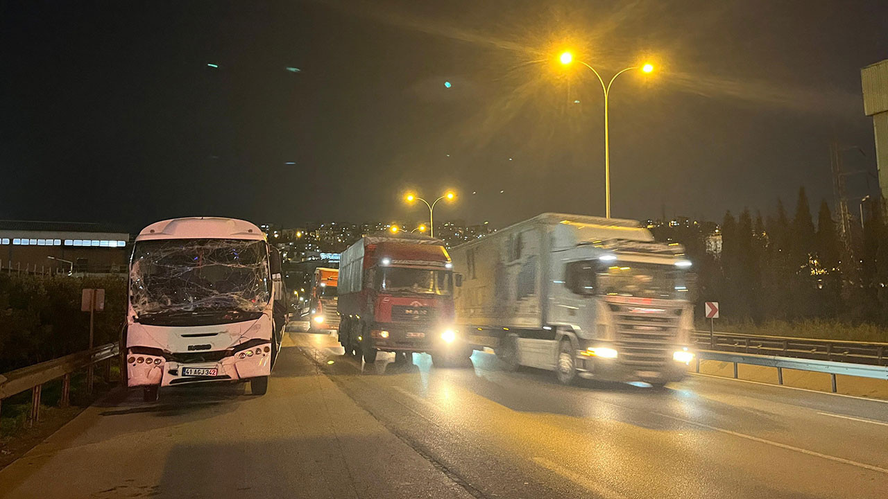 Kocaeli’de servis minibüsü tıra çarptı: 6 yaralı