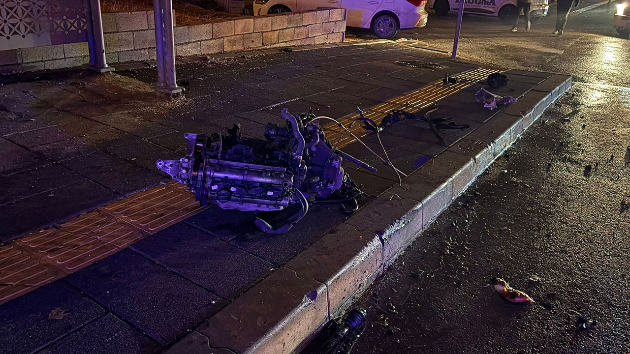 Yağış sonrası çöken yol kazaya neden oldu: 3 yaralı