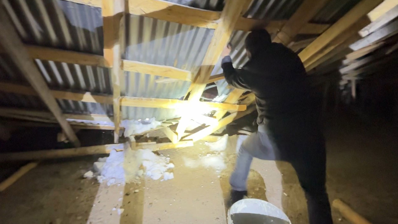 Yüksekova’da cemaat namazdayken çatı çöktü