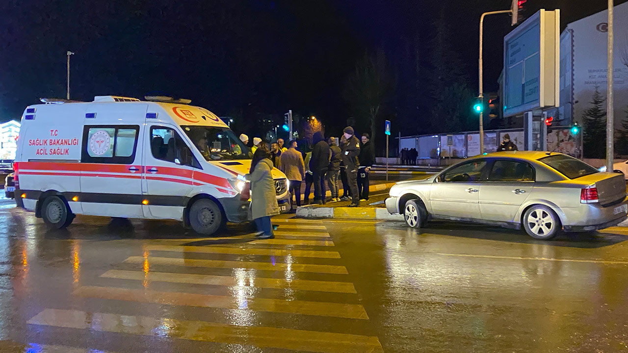 Çorum'da otomobil sinyalizasyon direğine çarptı