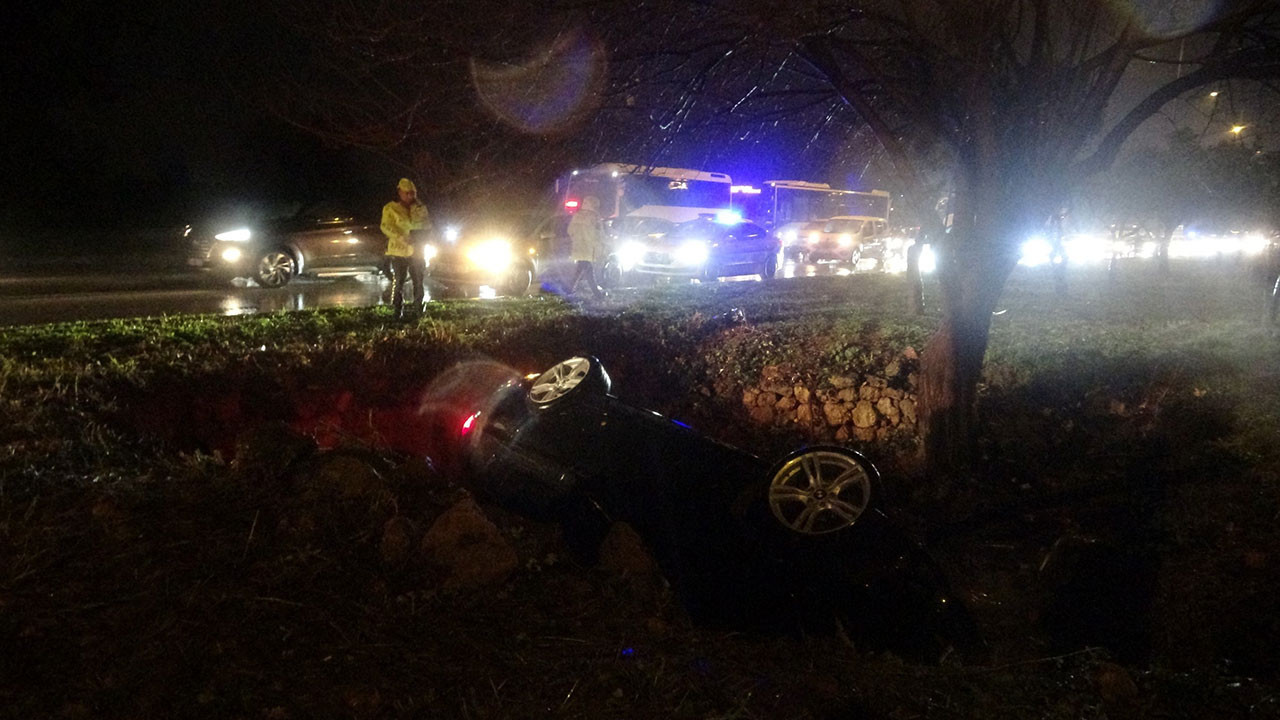 Yoldan çıkan lüks otomobil refüjdeki çukura düştü