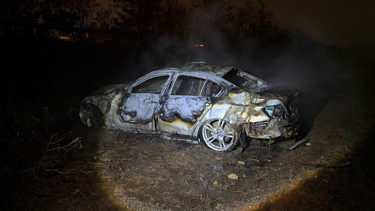 Şarampole uçan otomobil alev aldı: Canlarını son anda kurtardılar