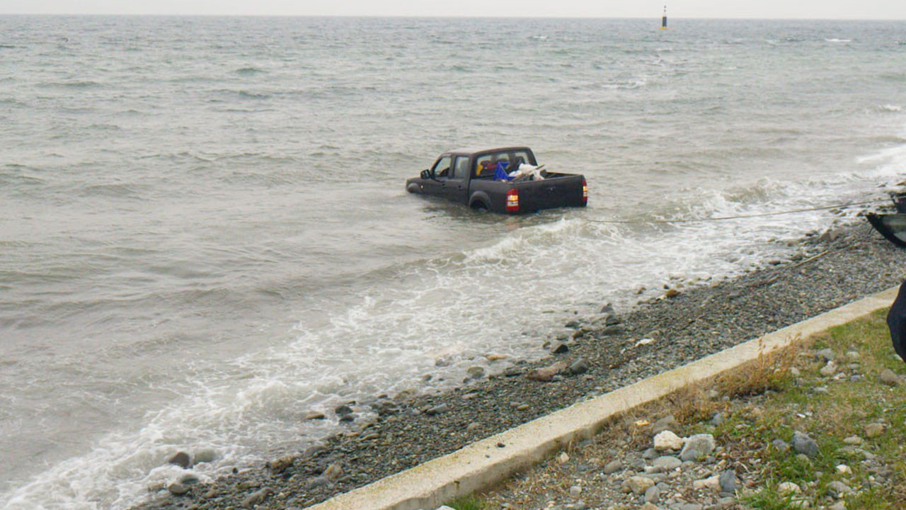 Yalova’da kontrolden çıkan pikap denize uçtu: 1 yaralı