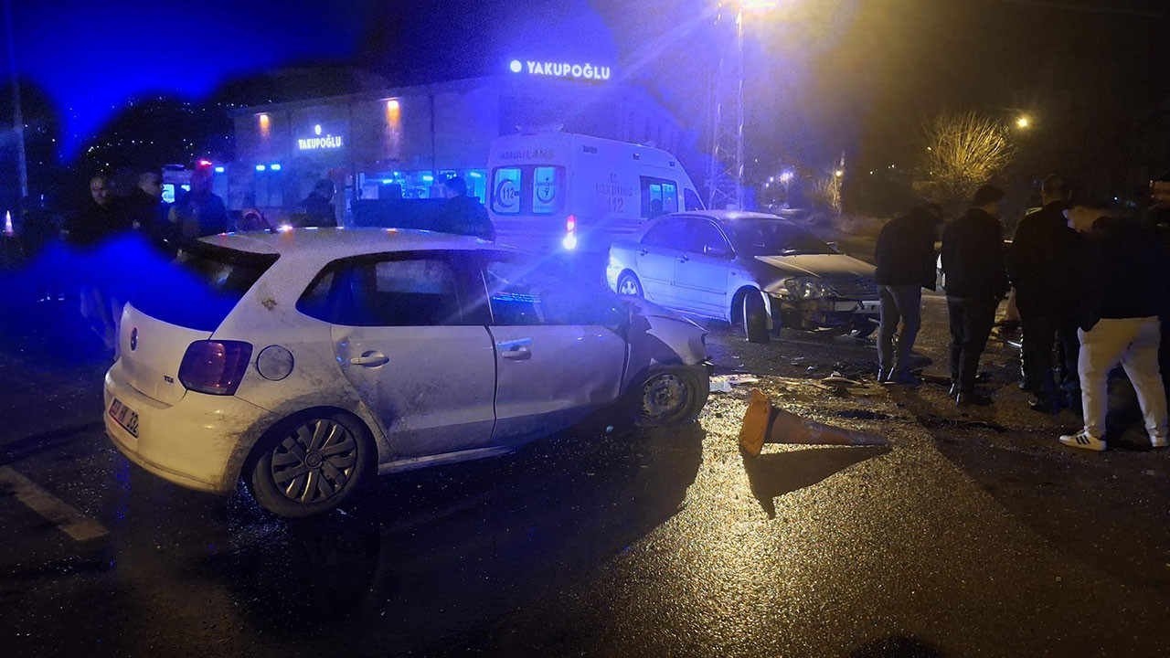 Osmaniye’de iki otomobil çarpıştı: 2 yaralı