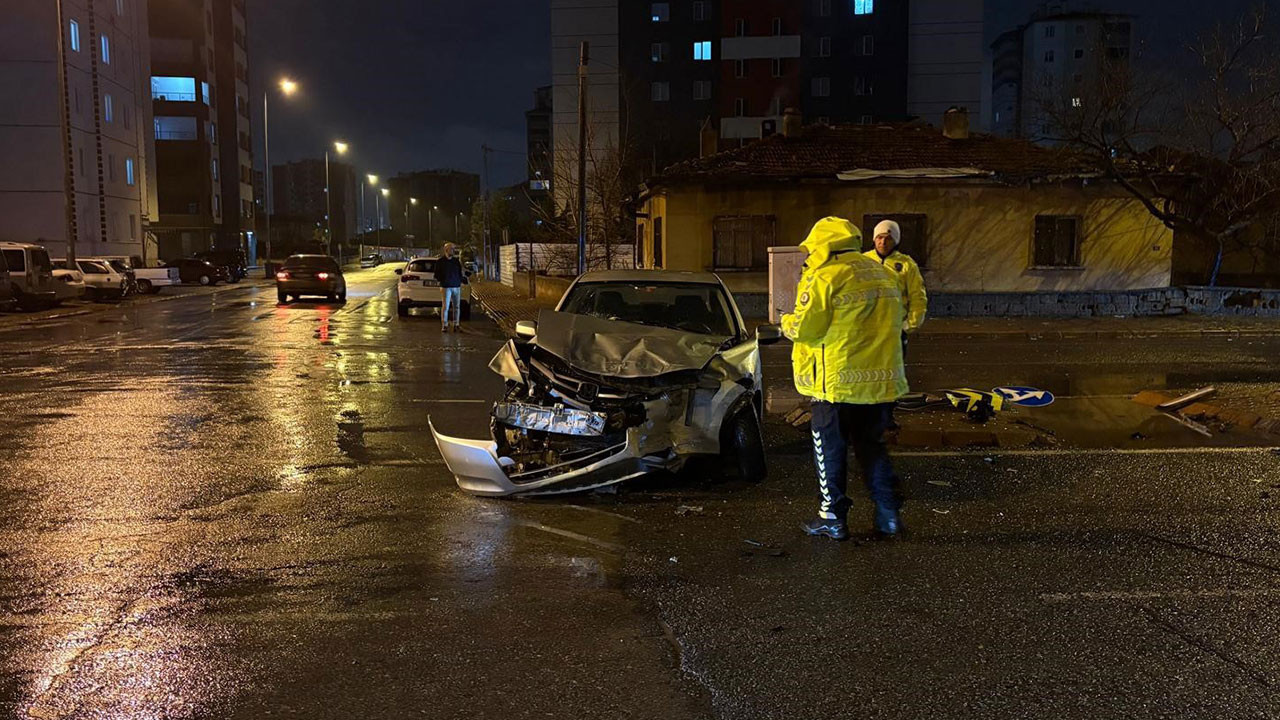 Kaza savrulan otomobil ağacı ikiye böldü: 4 yaralı