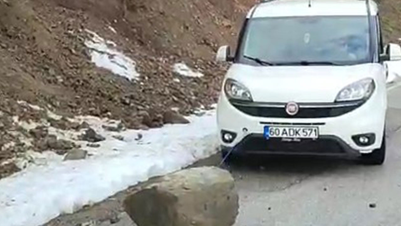 Yola düşen kayayı otomobilleriyle çektiler