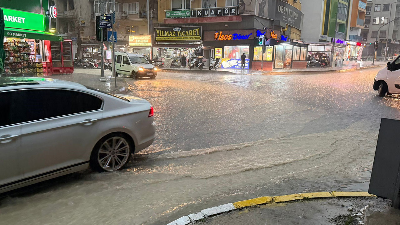 Kuşadası'nda şiddetli yağış ve dolu etkili oldu