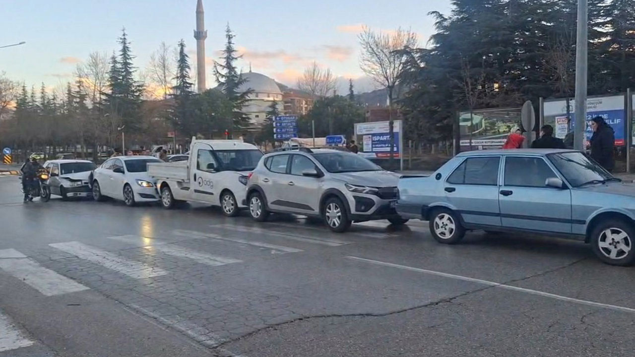 Isparta’da 7 aracın karıştığı zincirleme kaza