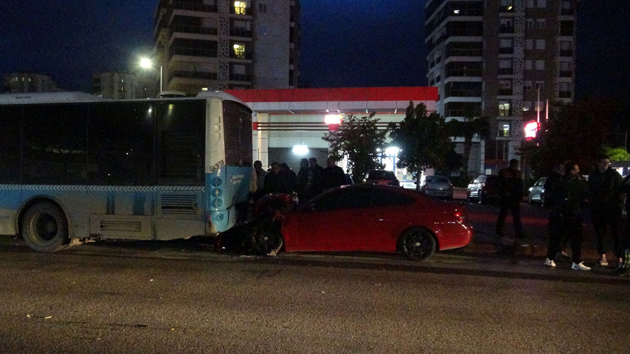 Lüks otomobil park halindeki otobüse çarptı
