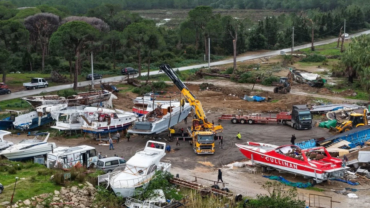 Antalya'da hortum sonrası enkaz kaldırılıyor