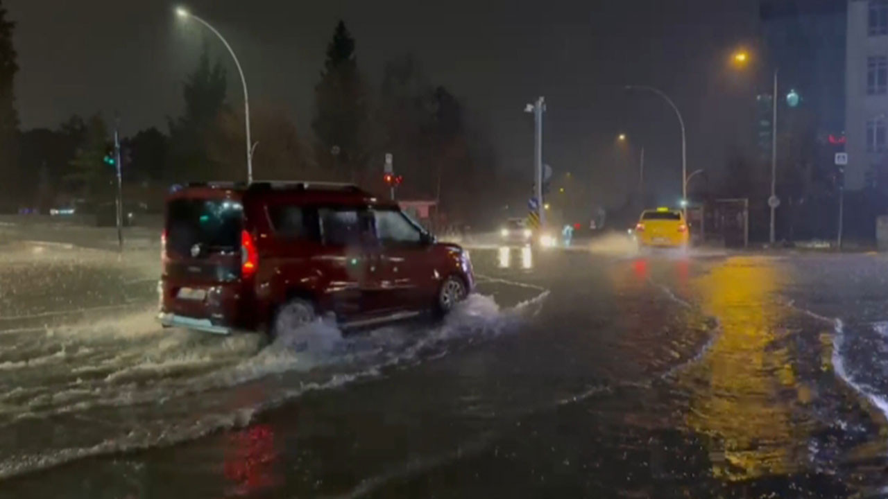 Bursa'da sağanak sonrası rögarlar taştı, cadde göle döndü