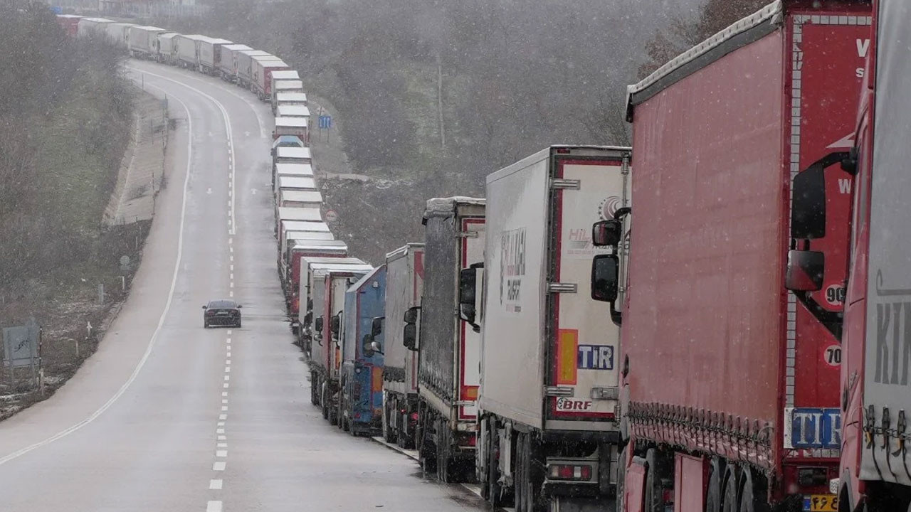 Edirne'de kilometrelerce TIR kuyruğu