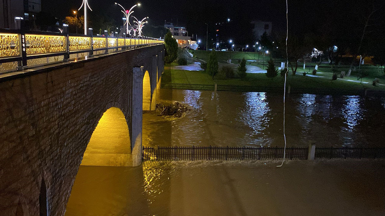 Çanakkale'de çay taştı: Otopark sular altında kaldı