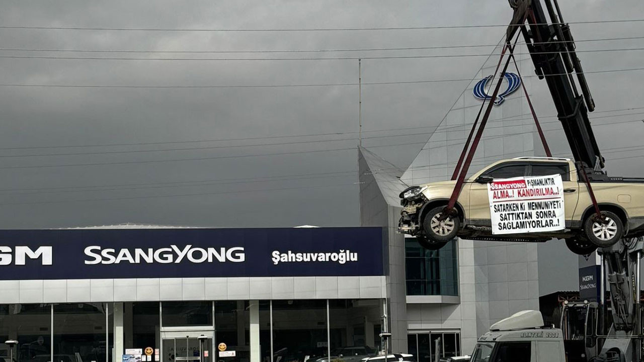 Kamyoneti vinç ile asıp firma önünde eylem yaptı