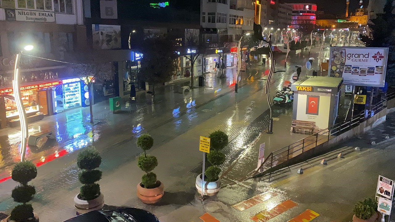 Bolu’da sağanak yağış etkili oluyor