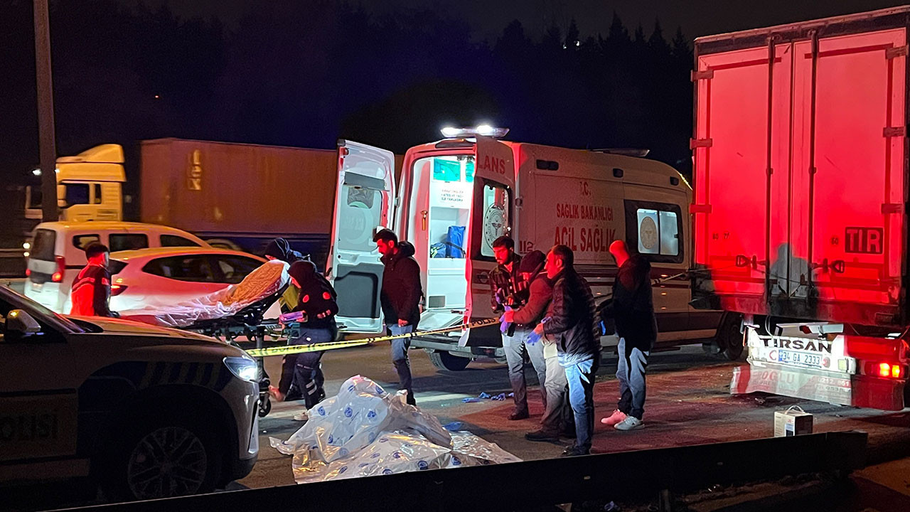 Başakşehir TEM'de arızalanan tıra çarpan motosikletli hayatını kaybetti