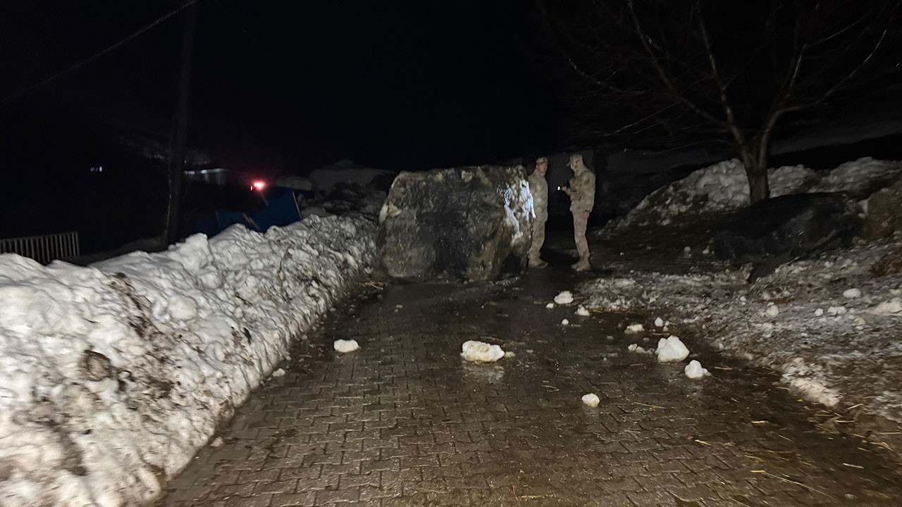 Şırnak’ta dev kayalar köye düştü, 30 hayvan telef oldu