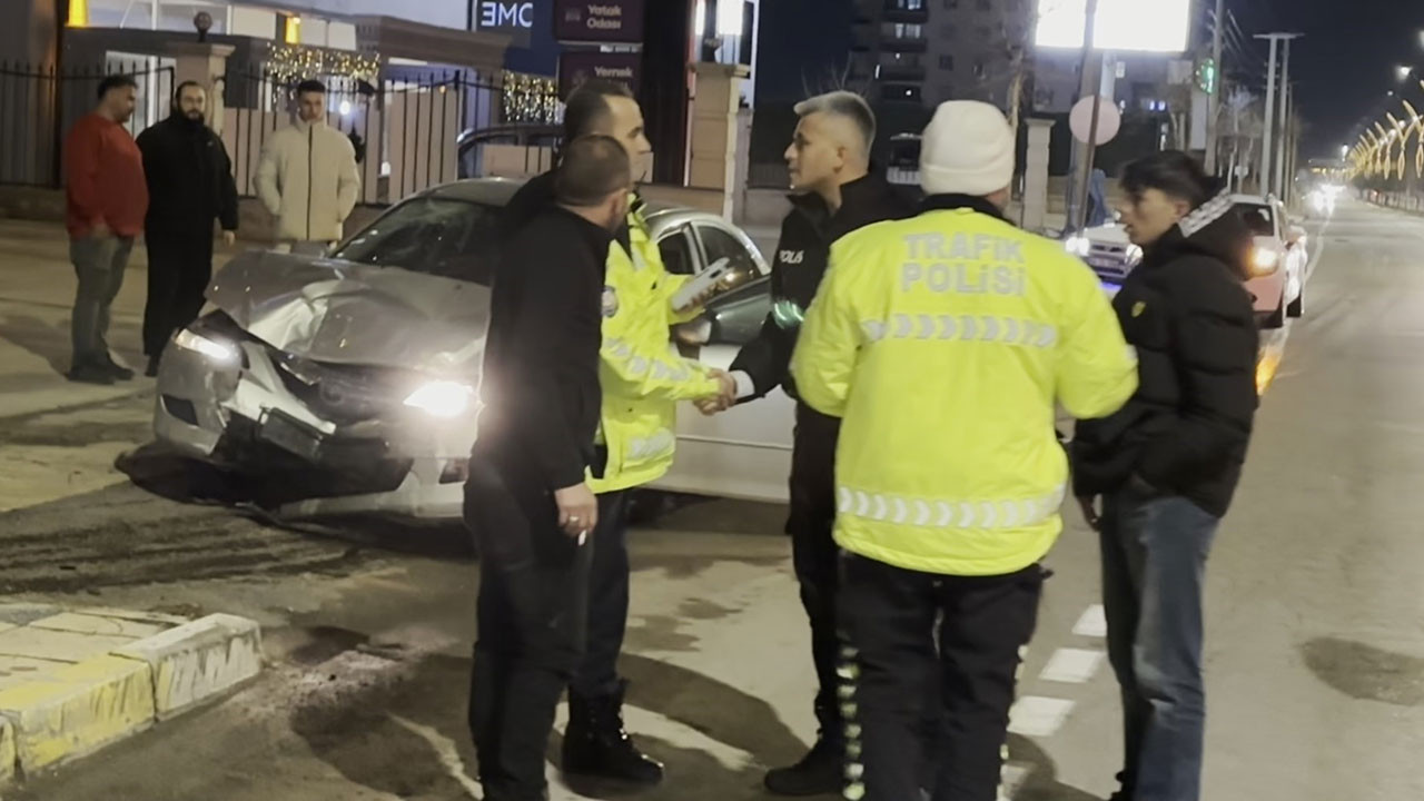 Alkollü sürücü önündeki araca çarptı: 6 yaralı