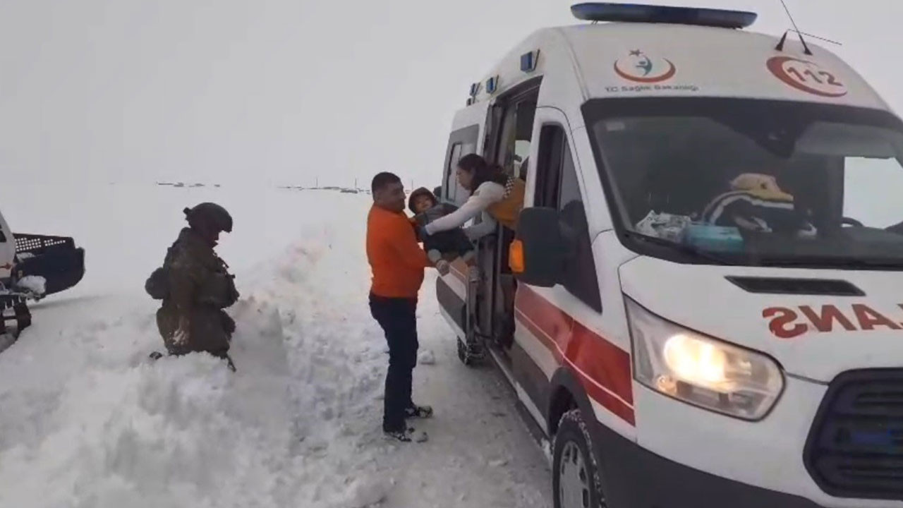 Kars'ta kar esareti: Hasta çocuklar için Mehmetçik ve ekipler seferber oldu