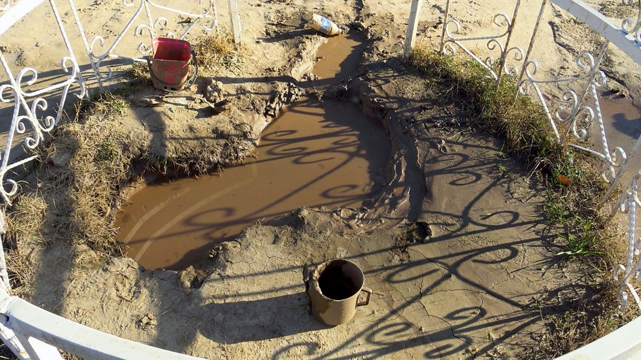 Karaman'da mezarlıkta çıkan yağlı çamurun şifa dağıttığına inanılıyor