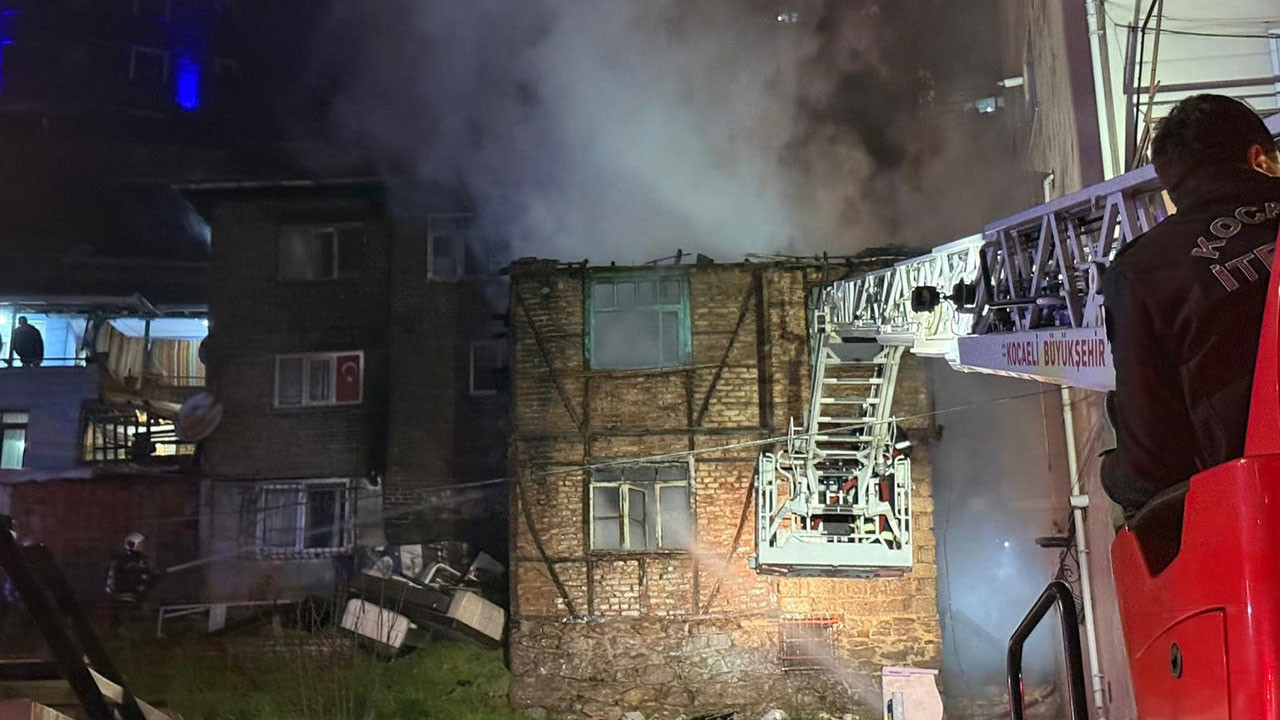 Alev alev yanan iki katlı ahşap metruk bina küle döndü