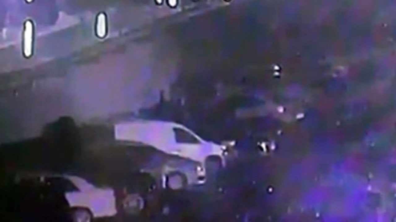 Isınmak için yaktığı ateş 5 aracı küle çevirdi