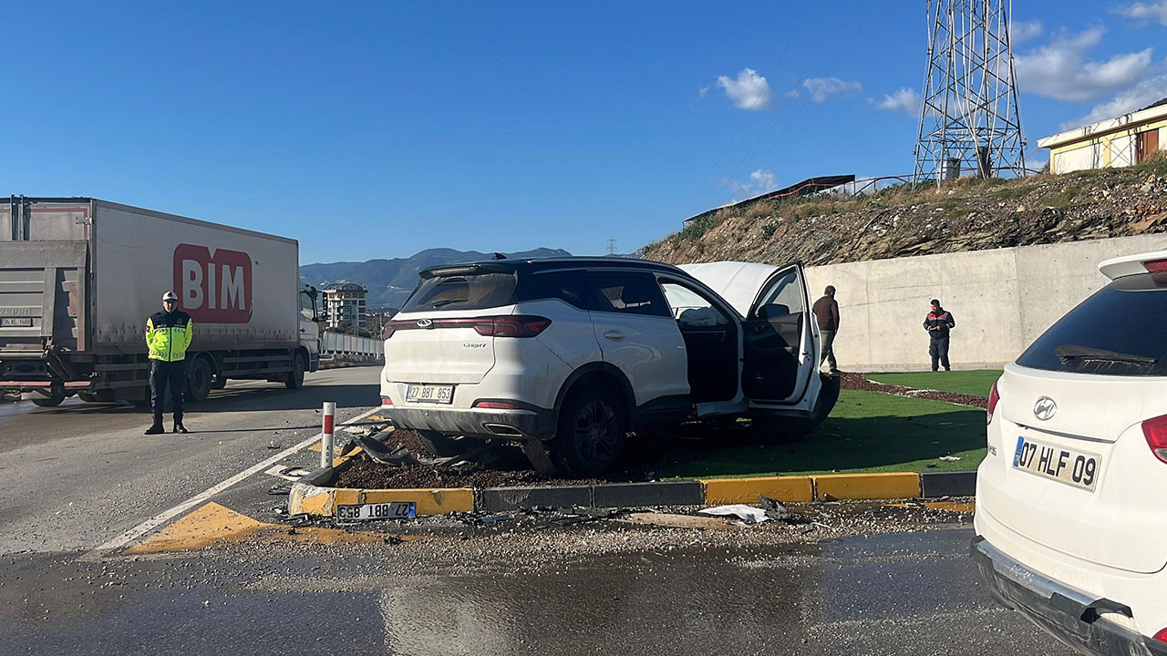 Alanya’da SUV araç ile otomobil çarpıştı: 3 yaralı