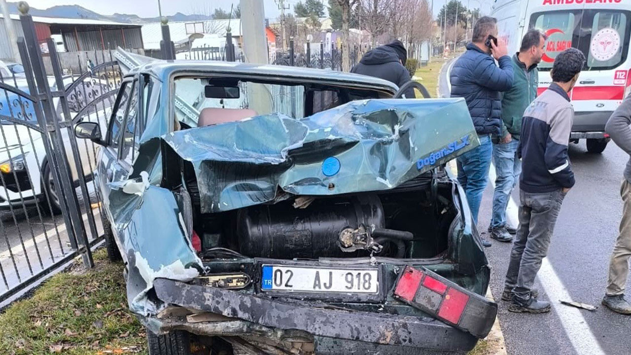 Yayaya yol vermek isterken çarpıştılar: 3 yaralı