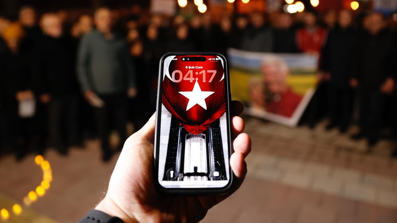 Türkiye'de saatler 04.17'de durdu: Binlerce kişi sessiz yürüyüşte gözyaşlarına boğuldu