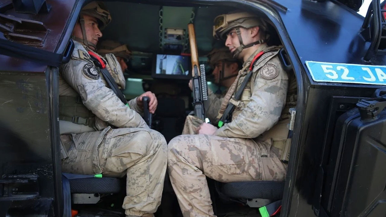 Jandarma komandolardan kış şartlarında nefes kesen tatbikat