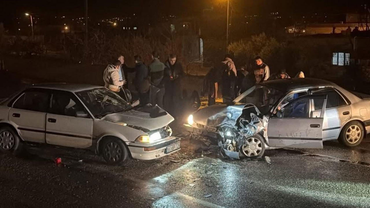 Osmaniye'de iki otomobil kafa kafaya çarpıştı: 4 yaralı