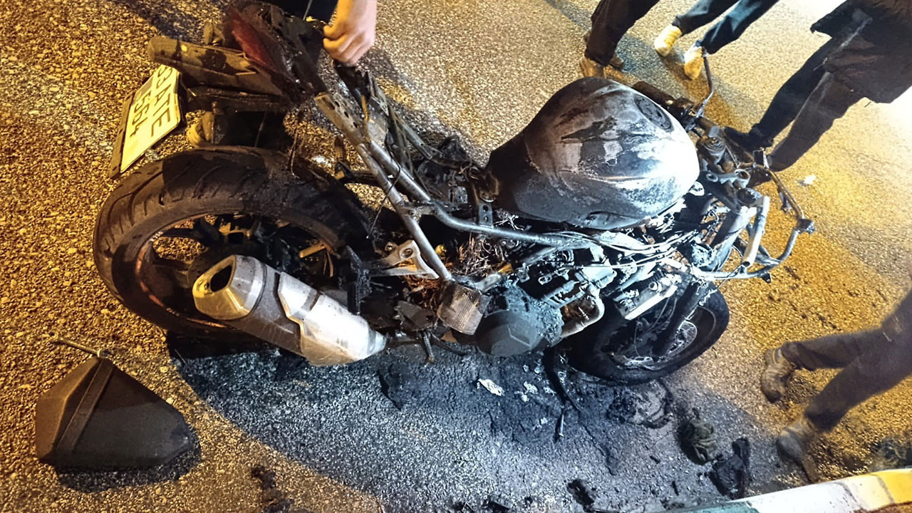 Osmaniye’de park halindeki motosiklet alev alev yandı