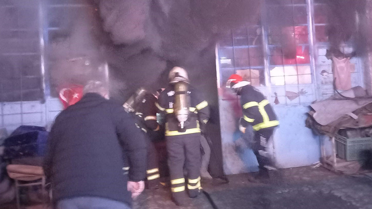 Oto döşeme dükkanı çıkan yangında küle döndü