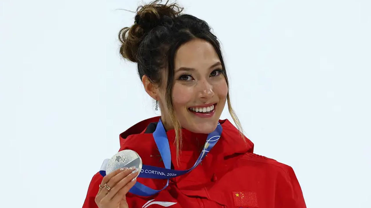 10 parmağında 10 marifet! Çinli kayakçı sosyal medyayı salladı