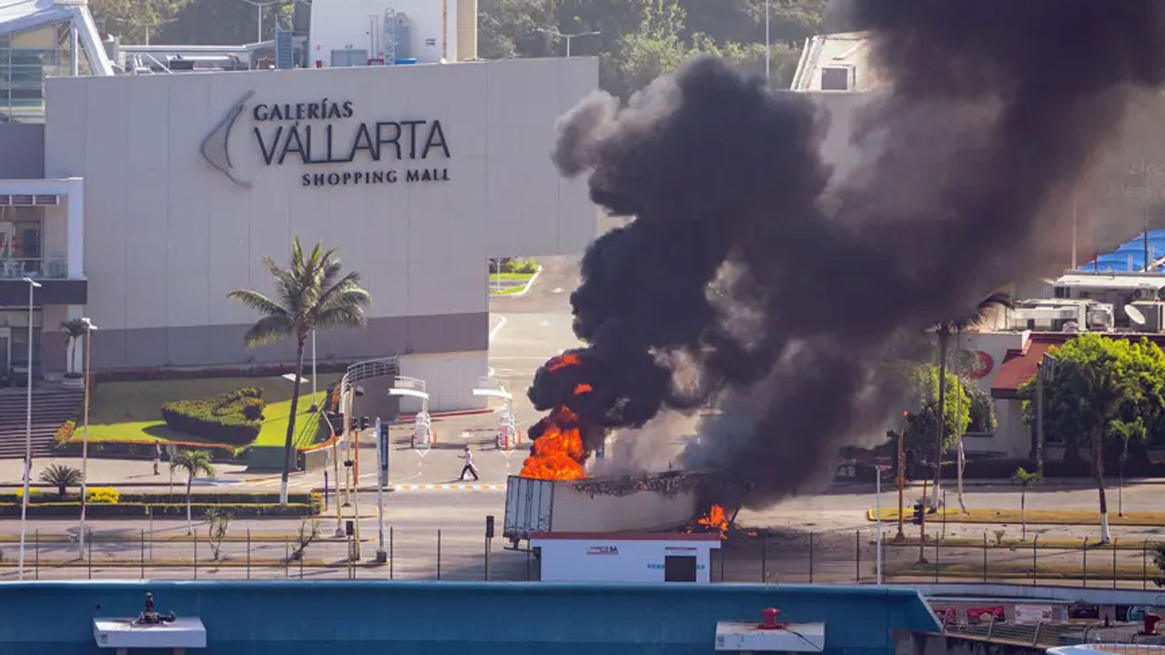 Meksika'da sokaklar savaş alanına döndü! Askeri yığınak büyüyor