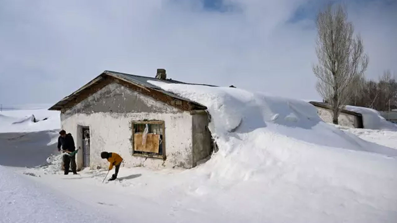Bu köyün tek sakini onlar! 9 yıldır 3 metre karın altında 'nöbet' tutuyorlar