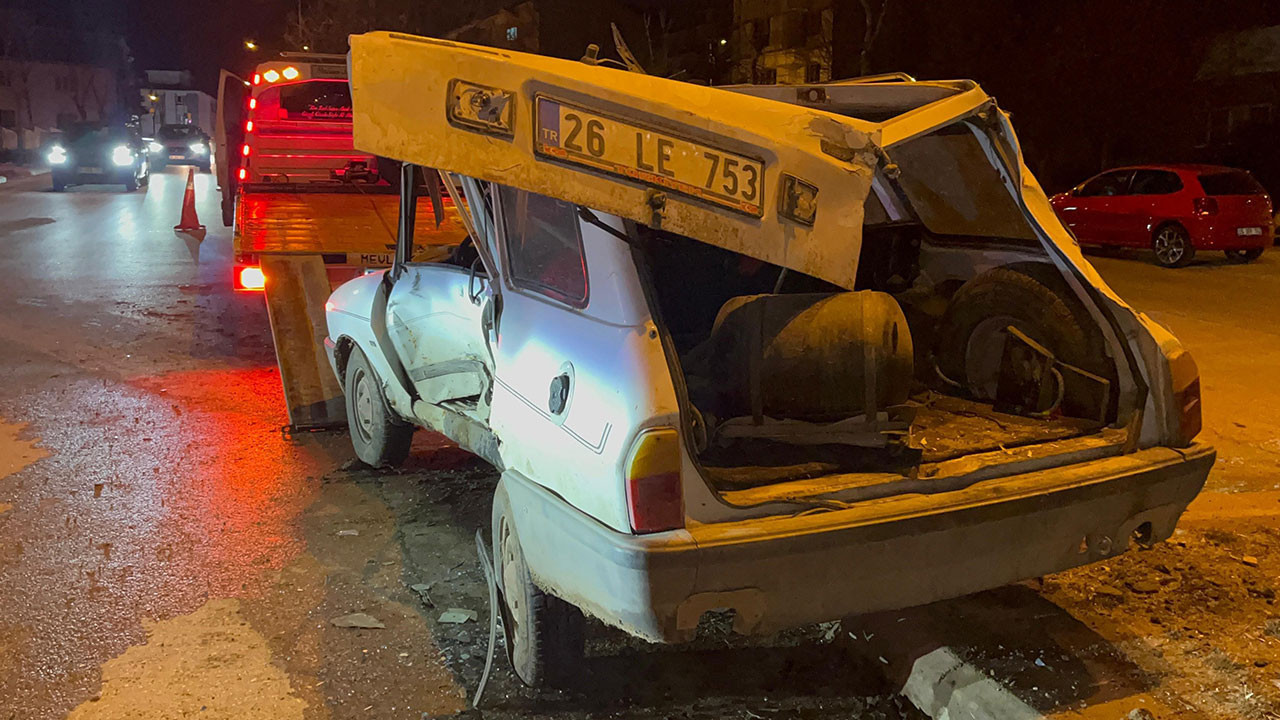 Eskişehir'de iki otomobil çarpıştı: 4 yaralı