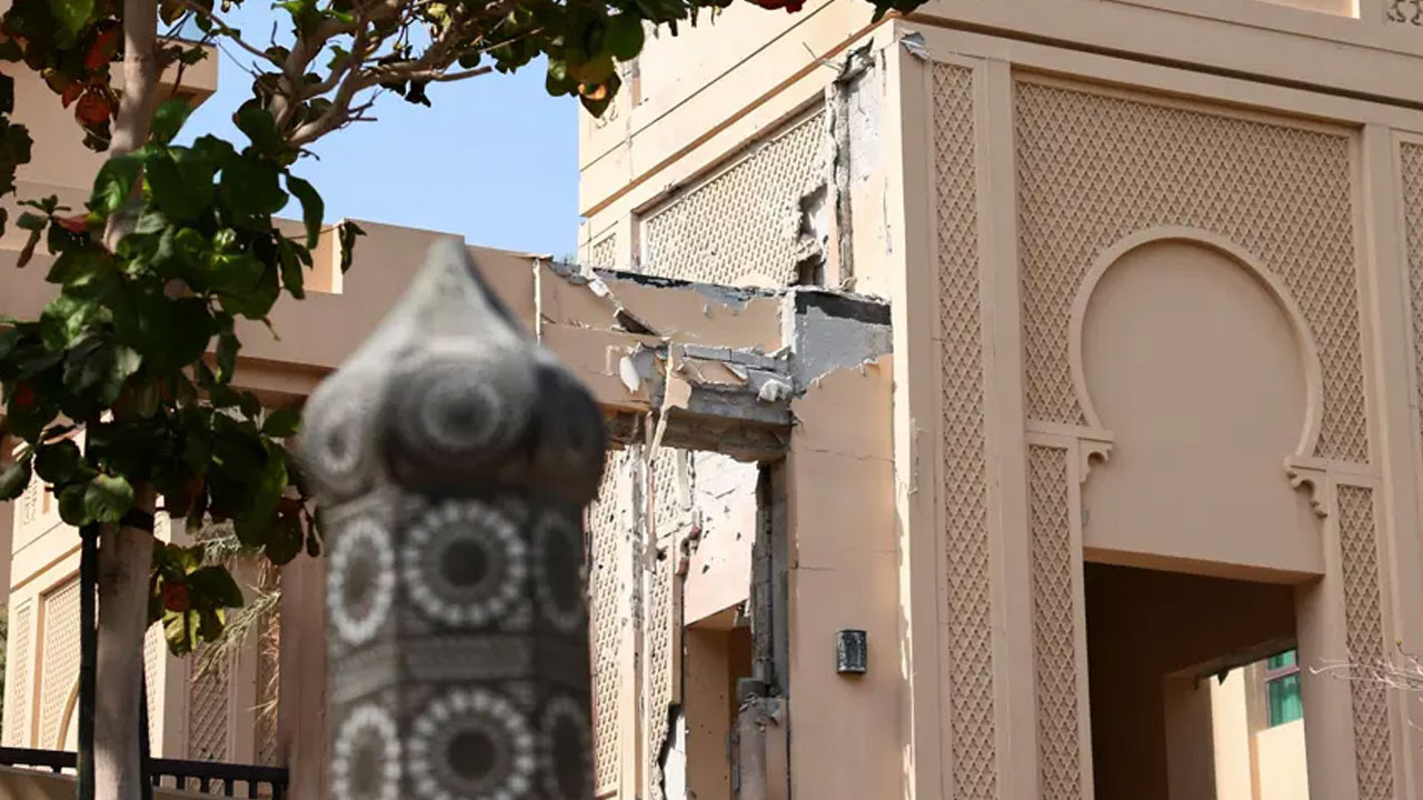 İran füzesi Dubai'deki lüks oteli vurdu! Ünlü isimler mahsur kaldı