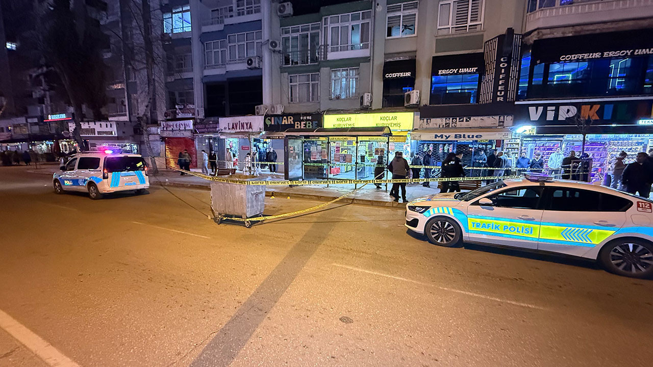 Otobüs beklerken husumetlisi tarafından tabancayla vuruldu