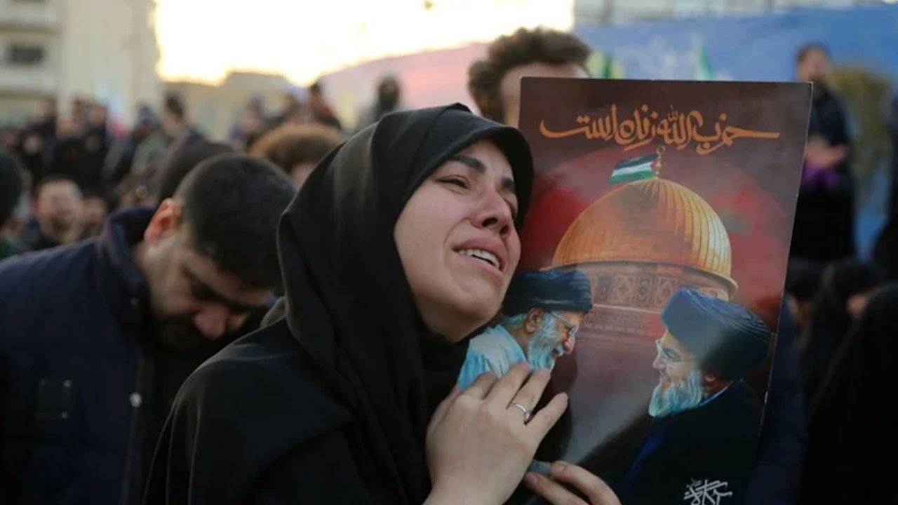 İran'da Hamaney'in ölümünün ardından gösteriler düzenlendi